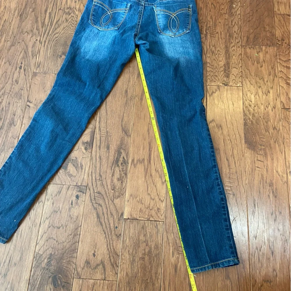 Paris Blues Women’s Size 9 Jeans Blue Mid Rise Straight Leg Distressed - Picture 7 of 9